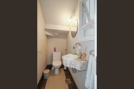 Casa de condomínio à venda com 171m², 3 quartos e 2 vagasLavabo