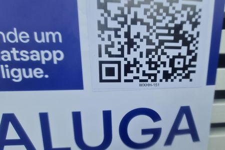 Casa para alugar com 237m², 3 quartos e 2 vagasFachada do imóvel com placa QuintoAndar