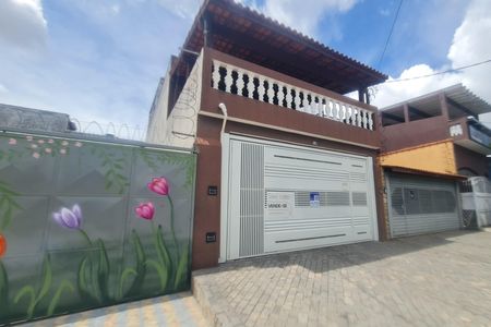 Casa para alugar com 237m², 3 quartos e 2 vagasFachada do imóvel com placa QuintoAndar 