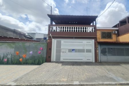 Casa para alugar com 237m², 3 quartos e 2 vagasFachada do imóvel com placa QuintoAndar 