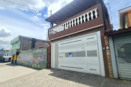 Casa para alugar com 237m², 3 quartos e 2 vagasFachada do imóvel com placa QuintoAndar 