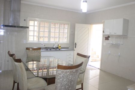 Casa para alugar com 237m², 3 quartos e 2 vagasCozinha 