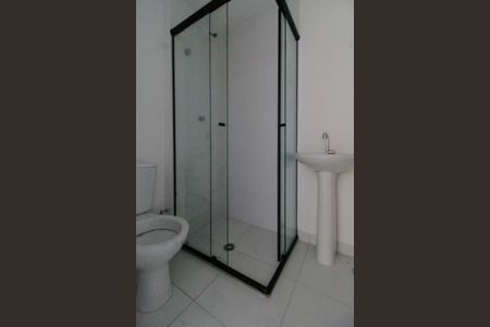 Banheiro de apartamento para alugar com 2 quartos, 34m² em Parque Industrial Tomas Edson, São Paulo