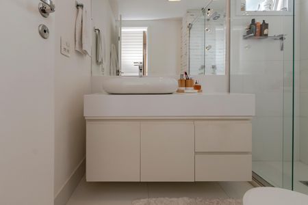 Apartamento à venda com 134m², 3 quartos e 2 vagasBanheiro da Suíte 1