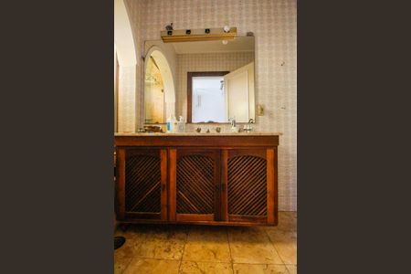 Casa à venda com 320m², 4 quartos e 6 vagasBanheiro da Suíte 2