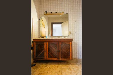 Casa à venda com 320m², 4 quartos e 6 vagasBanheiro da Suíte 2