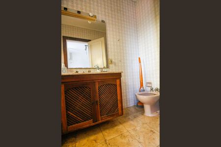 Casa à venda com 320m², 4 quartos e 6 vagasBanheiro da Suíte 2