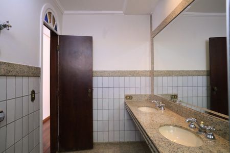 Casa para alugar com 250m², 6 quartos e 2 vagasBanheiro