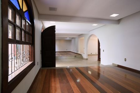 Casa para alugar com 250m², 6 quartos e 2 vagasSala