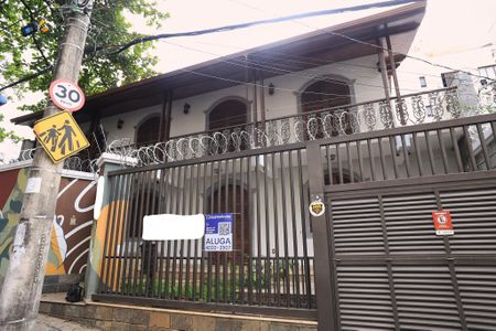 Casa para alugar com 250m², 6 quartos e 2 vagasFachada