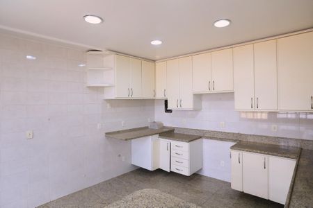 Casa para alugar com 250m², 6 quartos e 2 vagasCozinha