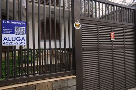 Casa para alugar com 250m², 6 quartos e 2 vagasFachada com Plaquinha