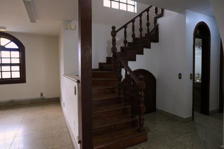 Casa para alugar com 250m², 6 quartos e 2 vagasEscada