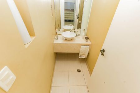 Casa de condomínio à venda com 245m², 4 quartos e 4 vagasLavabo