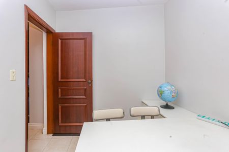 Casa de condomínio à venda com 245m², 4 quartos e 4 vagasEscritório