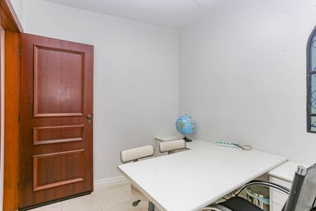 Casa de condomínio à venda com 245m², 4 quartos e 4 vagasEscritório