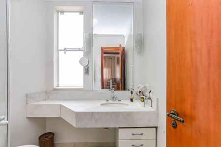 Casa de condomínio à venda com 245m², 4 quartos e 4 vagasBanheiro Social