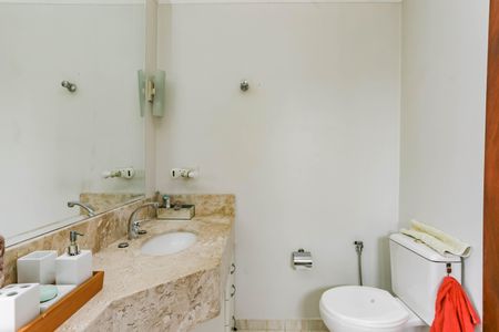 Casa de condomínio à venda com 245m², 4 quartos e 4 vagasBanheiro da Suíte 1