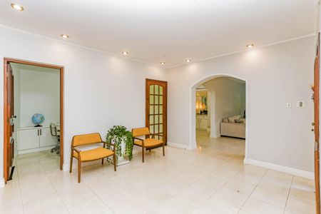 Casa de condomínio à venda com 245m², 4 quartos e 4 vagasSala