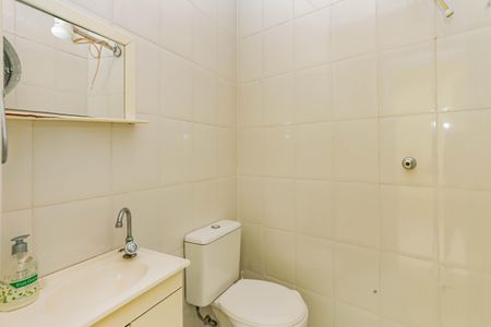 Casa de condomínio à venda com 245m², 4 quartos e 4 vagasBanheiro de serviço