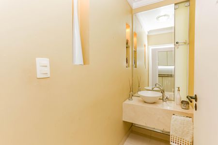 Casa de condomínio à venda com 245m², 4 quartos e 4 vagasLavabo