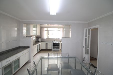 Casa à venda com 292m², 4 quartos e 4 vagasCozinha