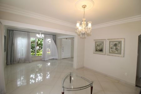 Casa à venda com 292m², 4 quartos e 4 vagasSala