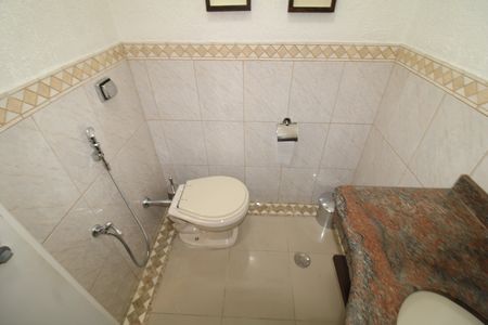 Casa à venda com 292m², 4 quartos e 4 vagasBanheiro