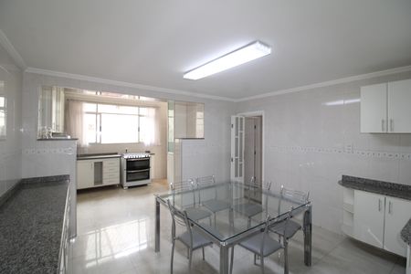Casa à venda com 292m², 4 quartos e 4 vagasCozinha