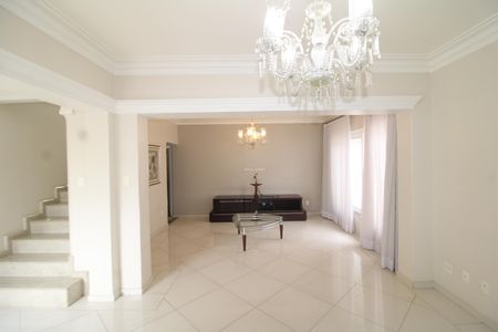 Casa à venda com 292m², 4 quartos e 4 vagasSala