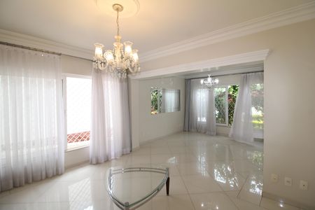 Casa à venda com 292m², 4 quartos e 4 vagasSala