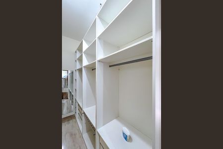 Casa à venda com 150m², 3 quartos e 2 vagasCloset da suíte