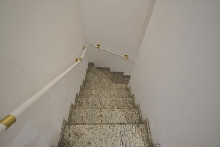 Casa de condomínio à venda com 73m², 2 quartos e 1 vagaEscada