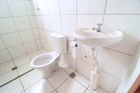 Banheiro Social de apartamento para alugar com 2 quartos, 42m² em Morumbi, Uberlândia