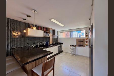 Apartamento à venda com 136m², 4 quartos e 2 vagasCozinha 
