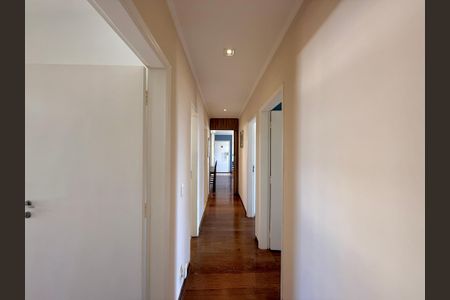 Apartamento à venda com 136m², 4 quartos e 2 vagasCorredor Quartos 