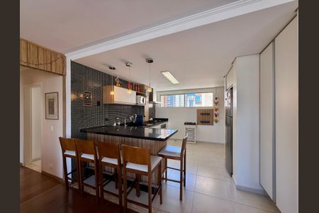 Apartamento à venda com 136m², 4 quartos e 2 vagasCozinha 