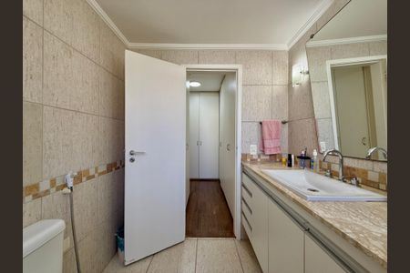 Apartamento à venda com 136m², 4 quartos e 2 vagasBanheiro Suíte 