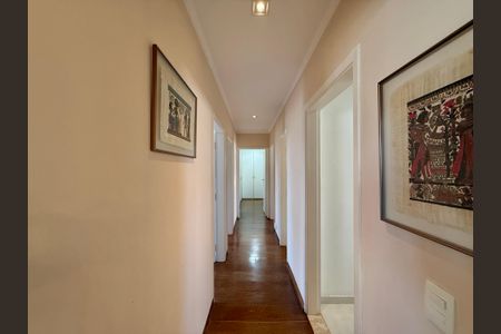 Apartamento à venda com 136m², 4 quartos e 2 vagasCorredor Quartos 