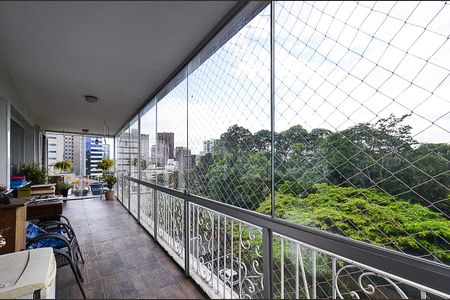 Apartamento à venda com 241m², 4 quartos e 2 vagasVaranda