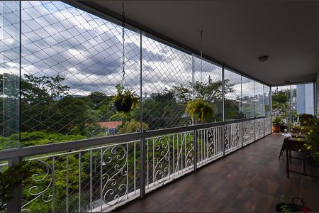 Apartamento à venda com 241m², 4 quartos e 2 vagasVaranda