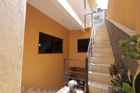 Casa à venda com 178m², 3 quartos e 2 vagasEscada Lateral