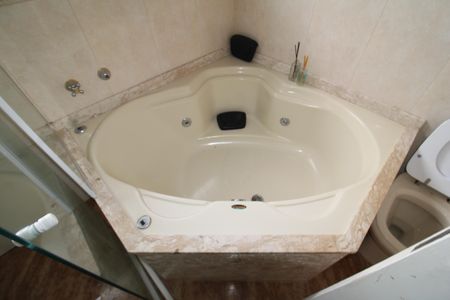 Casa à venda com 373m², 6 quartos e 4 vagasQuarto 1 - Banheiro