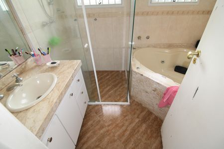 Casa à venda com 373m², 6 quartos e 4 vagasQuarto 1 - Banheiro