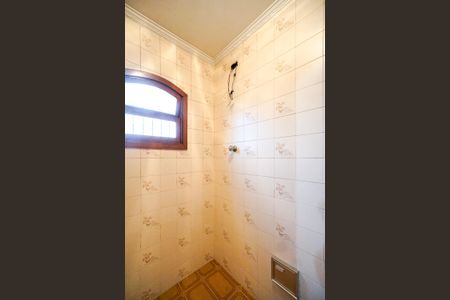 Casa para alugar com 465m², 6 quartos e 8 vagasBanheiro social térreo