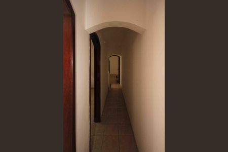 Casa à venda com 300m², 3 quartos e 8 vagasCorredor da casa 02