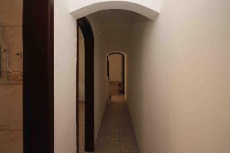 Casa à venda com 300m², 3 quartos e 8 vagasCorredor da casa 02