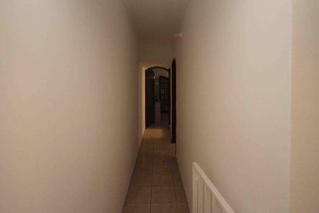 Casa à venda com 300m², 3 quartos e 8 vagasCorredor da casa 02