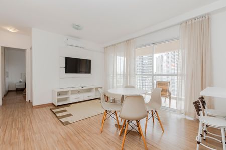 Sala de apartamento para alugar com 2 quartos, 67m² em Santo Amaro, São Paulo