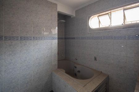 Casa à venda com 165m², 4 quartos e 4 vagasBanheiro 2